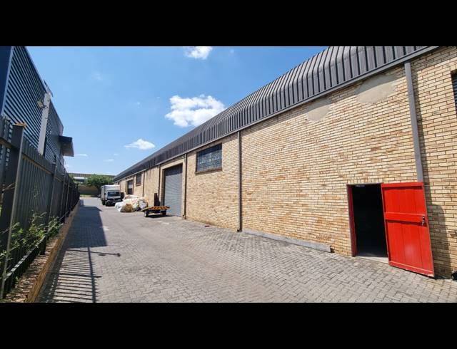 734M² WAREHOUSE TO LET IN JET PARK